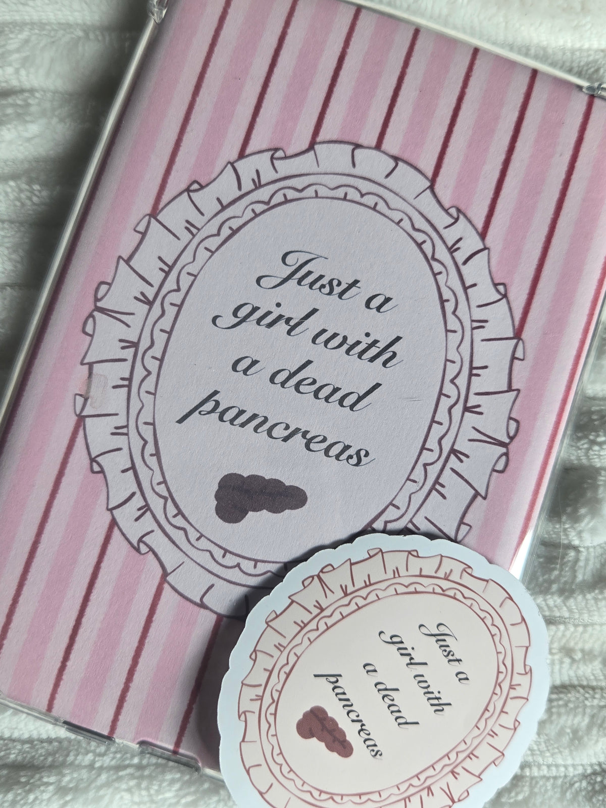 'Just a Girl with a Dead Pancreas' Coquette Kindle Insert – Pink Striped Backplate for Kindle Paperwhite (15 cm x 10.8 cm)