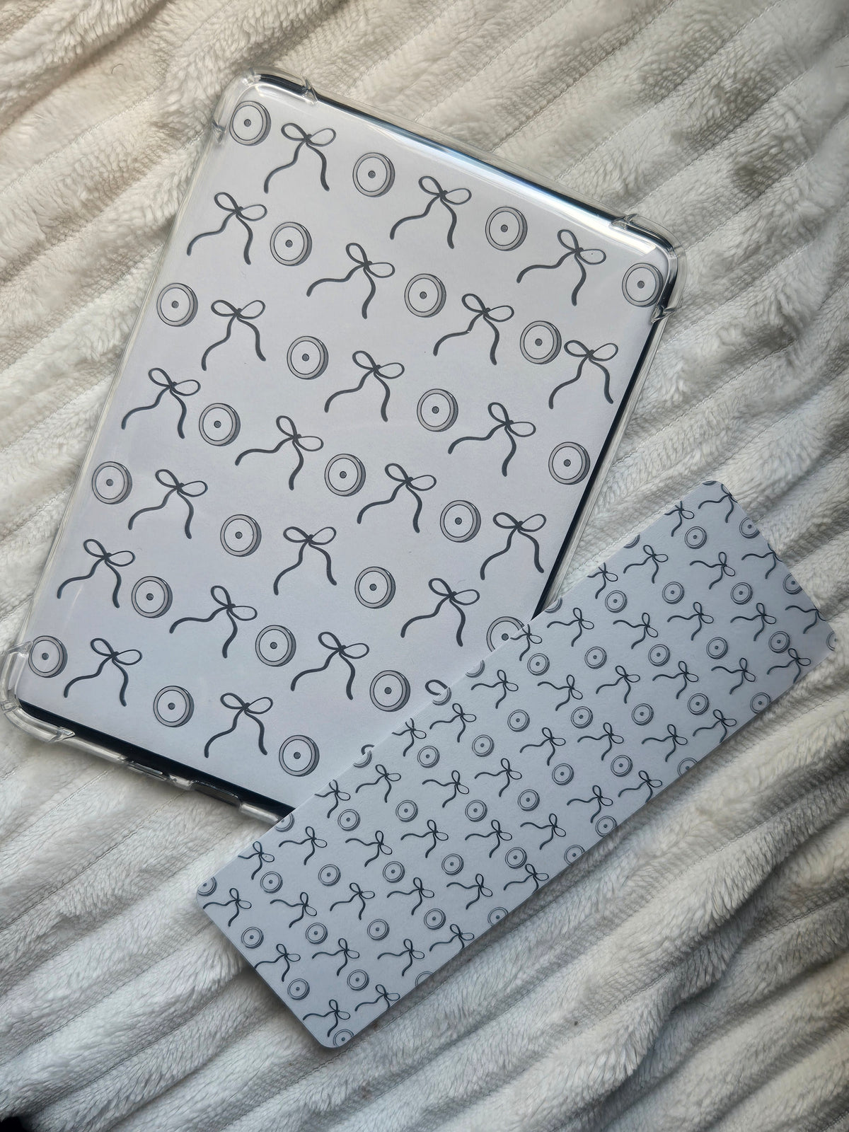 Coquette Ribbon Bows & CGM Sensors Kindle Insert – Monochrome Diabetic Backplate